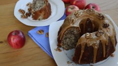 Ябълков кекс с орехи и карамелена глазура