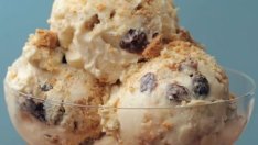 Сладолед в блендер с бисквити и стафиди