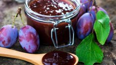 Сладко от сини сливи с лимонов сок