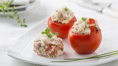 Пълнени домати с пилешка салата