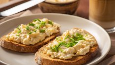 Яйчена салата с майонеза и лук