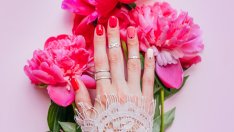 Маникюри, вдъхновени от цвета на 2023 Viva Magenta