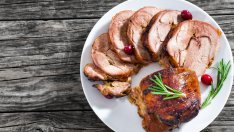 Глазирано свинско филе с ябълков сос