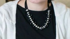 Как да си направите колие с перли и сатен
