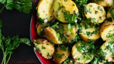 Картофи с масло и магданоз 