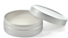 Домашен балсам за устни с мента и бадемово масло 