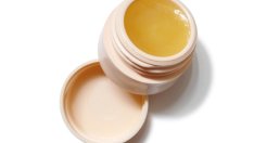 Домашен балсам за устни с пчелен восък