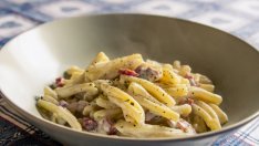 Паста Качо е пепе с бекон