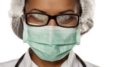 Как да носите предпазна маска без очилата ви да се запотяват? 