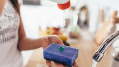 Най-честите грешки, които правим с гъбата за миене на съдове 