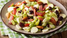 Салата с брюкселско зеле, боровинки и бадеми 