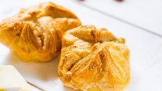 Хапки с моцарела, бутертесто и домати