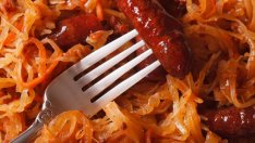 Печено кисело зеле с наденица по унгарски 