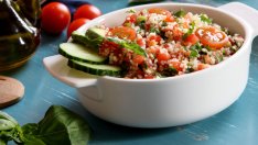 Салата с домати, кускус и босилек