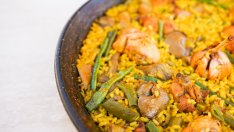 Пиле с къри, ориз и боб