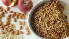 Ябълков крамбъл с овесени ядки и бадеми 