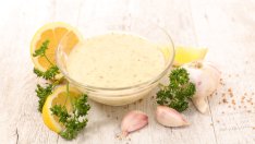 Италиански сос с чесън и хляб