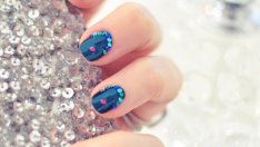 Ефектен маникюр с камъчета