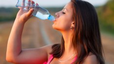 Какво ни дехидратира, освен жегата?