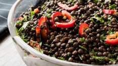 Салата с черна леща „Белуга“