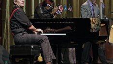 Хю Лори с концерт през лятото