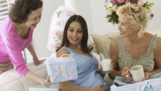 Какво да подарим на бъдеща майка?