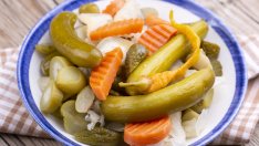 Пикантни кисели краставички и моркови
