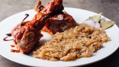 Пилешки бутчета с кисело зеле