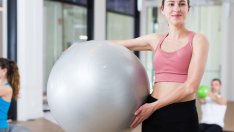 3 упражнения с топка за дупе и бедра