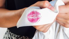 Трикове за премахване на петна от грим и лак за нокти