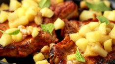 Свинско с карамелизиран лук и ябълки 