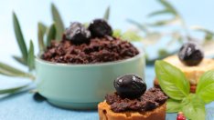 Тапенада с маслини и каперси