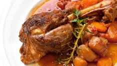 Печено агнешко с доматен сос