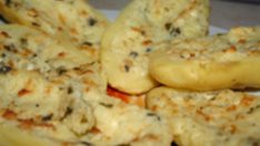 Пълнени картофи със сирене, кашкавал и маслини