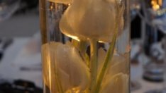 Лалета и чаени свещи плуват във ваза