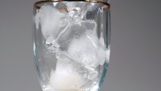 Кубчета лед за млада и стегната кожа