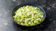 Гръцка салата с маруля и дресинг