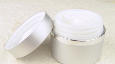 Как да си направите нощен антистареещ крем за лице?