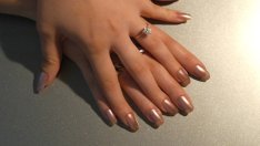 Бежовият маникюр 2013 се слива с кожата