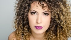 Съвети за здрава и жизнена къдрава коса