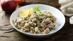 Салата с риба тон, яйца и дресинг