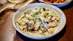 Паста с гъби, сирене бри и пушен бекон