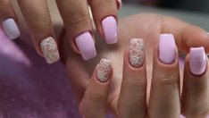 Маникюри с различни цветя