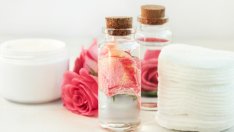 Розова вода за кожата около очите