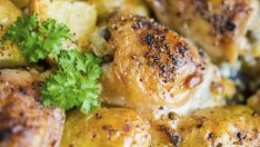 Пиленце с картофки,чесън и риган