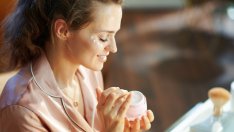 Суха и лющеща се кожа около очите – как да се справим?