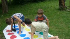 Забавни игри за деца под лозницата