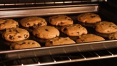 Домашни кукис с шоколад, орехи и кафява захар