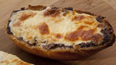 Сандвич с наденица и сирене за мазане