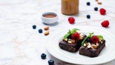 Брауни с фурми и орехи без печене